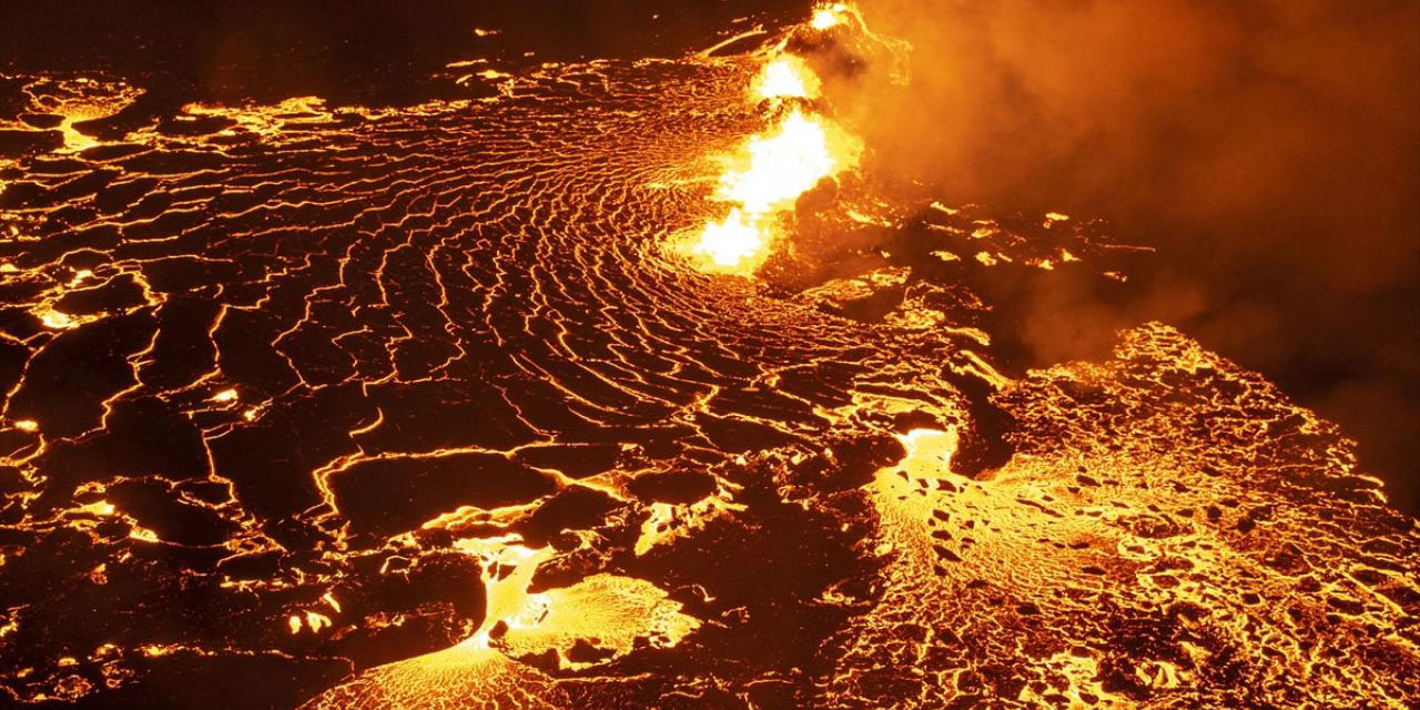 İzlanda'daki volkanik patlama sonrası lav akışı başladı