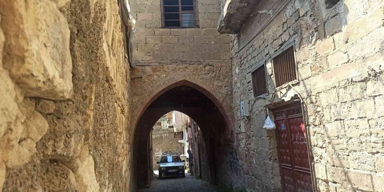 150 yıllık bu evin altından yol geçiyor