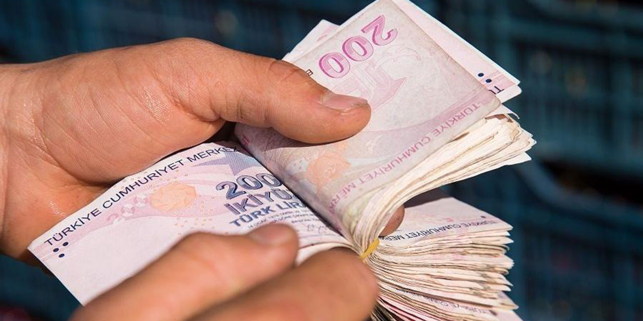 Sokakta parasını düşüren kişiye vatandaşlar yardım etti
