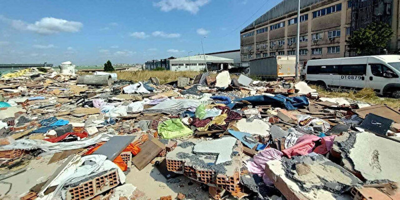 Arsa sahibi 12 yıllık mescidi yıktı, vatandaşlar enkazın önünde namaz kıldı