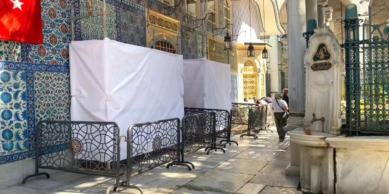 Eyüp Sultan Türbesi'nin çinilerine çekiçli saldırı