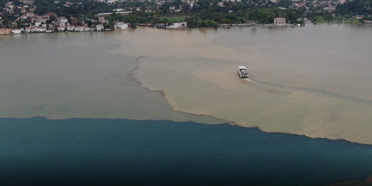 İstanbul Boğazı sağanak yağışın ardından renk değiştirdi