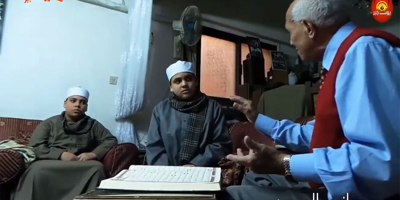 Öğrencisine Kur'an-ı Kerim kıraati öğreten hoca