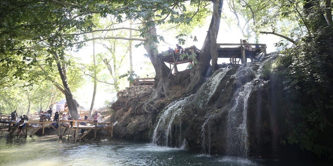 Ziyaretçiler yeşilin tonları arasındaki Döngel Şelalesi'nde serinliyor