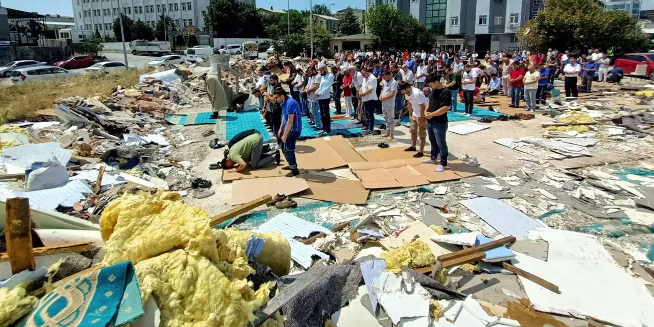 Yıktırılan mescit nedeniyle sokakta molozların arasında namaz kıldılar