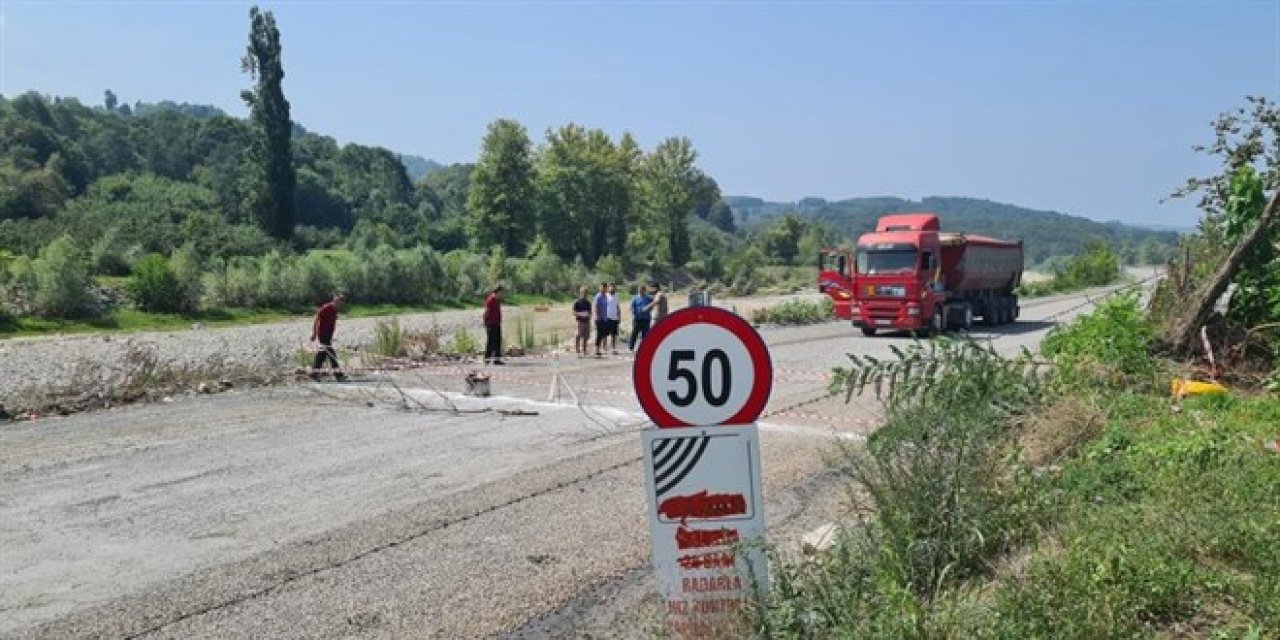 'Tapulu arazim' dedi, 25 köyün geçişini sağlayan yolu kapattı