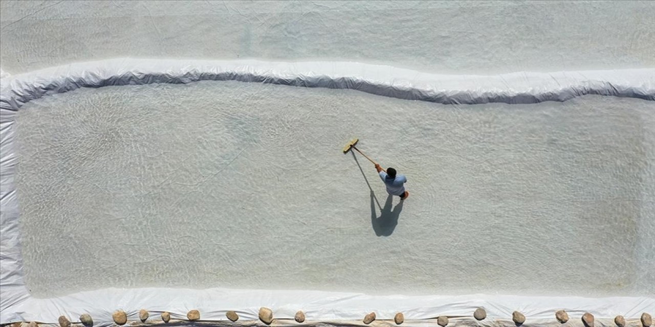 Derinceliler ürettikleri tuz sayesinde doğdukları topraklarda doyuyor