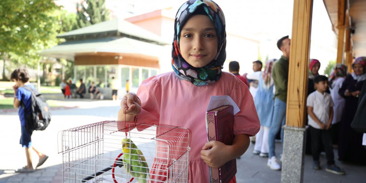 Kur'an-ı Kerim öğrenen çocukların hediyesi muhabbet kuşu