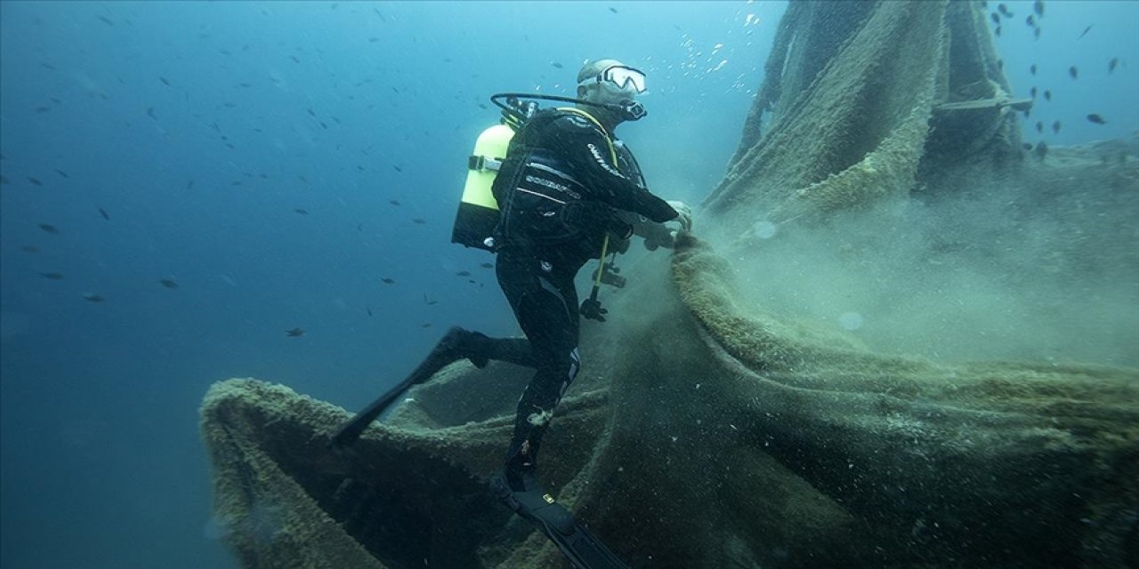 İzmirli dalgıçlar "vira bismillah" öncesi "hayalet ağ" temizledi