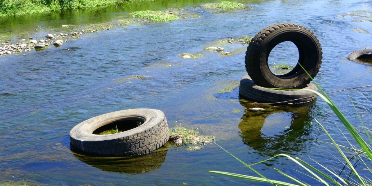 Dereye lastik atıldı: Çevre kirliliği yaşandı