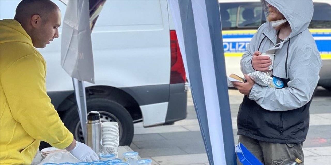 Almanya'daki Türkler evsizlerle ihtiyaç sahiplerine yemek dağıttı