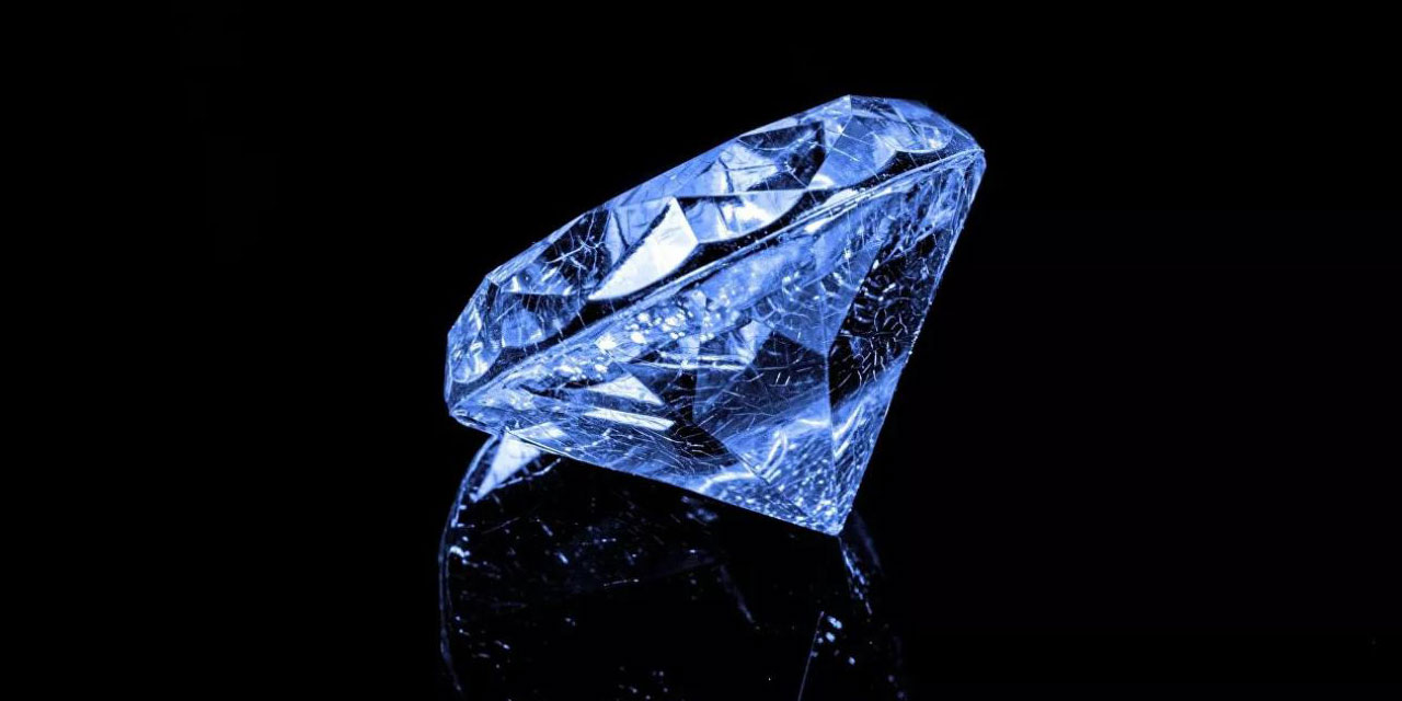 Bediüzzaman: Ahiretin elmas gibi nimetlerini bildiği halde şişe parçalarını onlara tercih etmek!