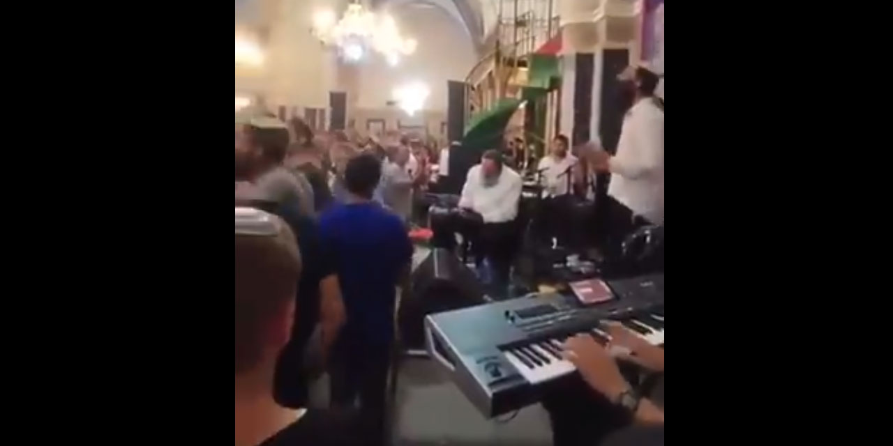 İşgalci Yahudiler El-Halil Camii'nin içinde konser verdi, dans etti