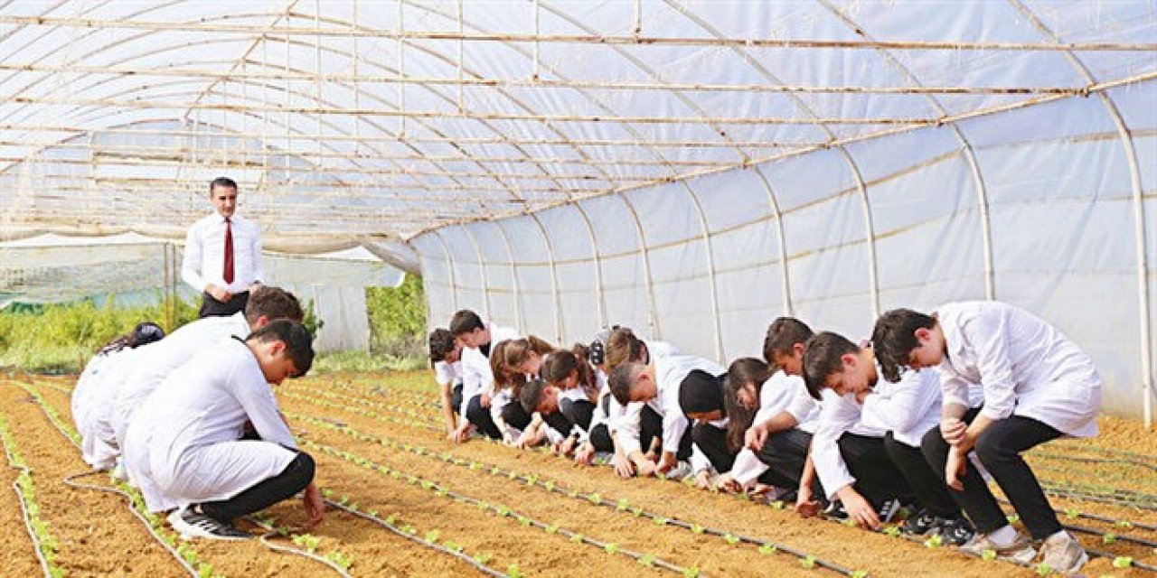 Toprağa dokunan gençler: Dersimiz tarım