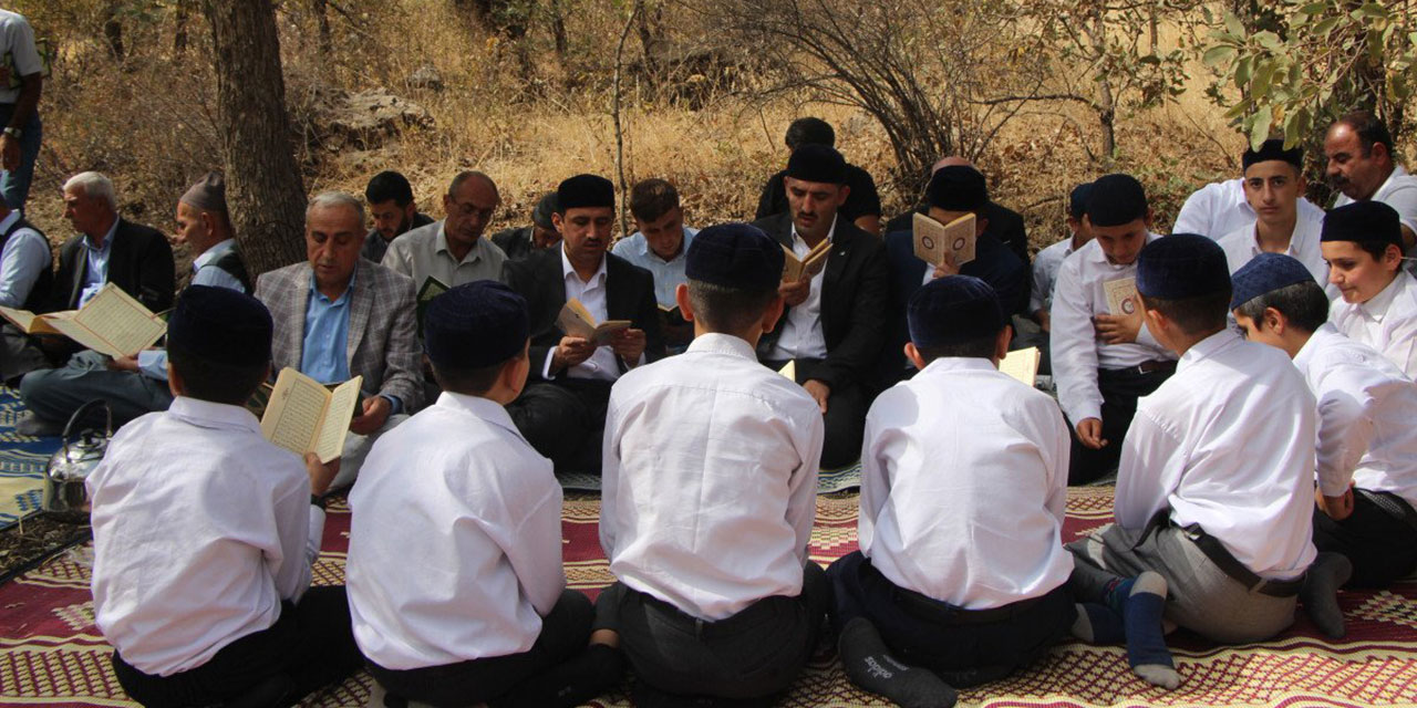 300 yıllık gelenek: Mezarlıkta Kur'an, dua ve yemek