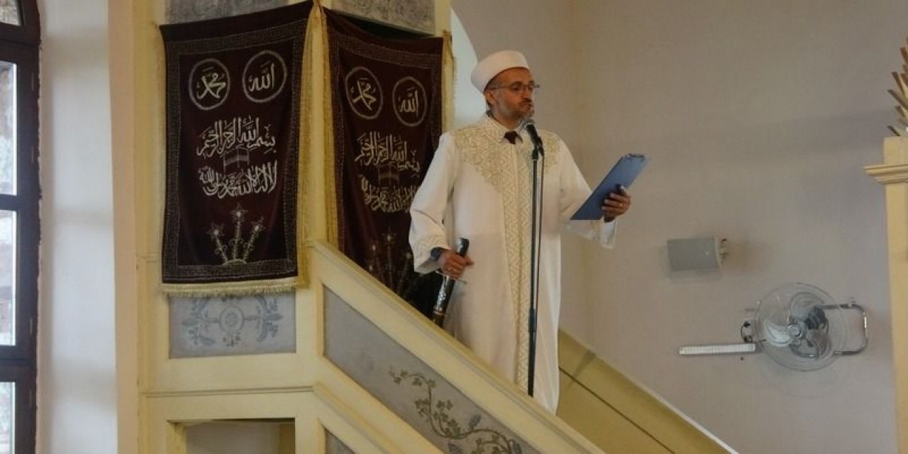 690 yıldır kılıçla hutbe geleneği bu camide yaşatılıyor