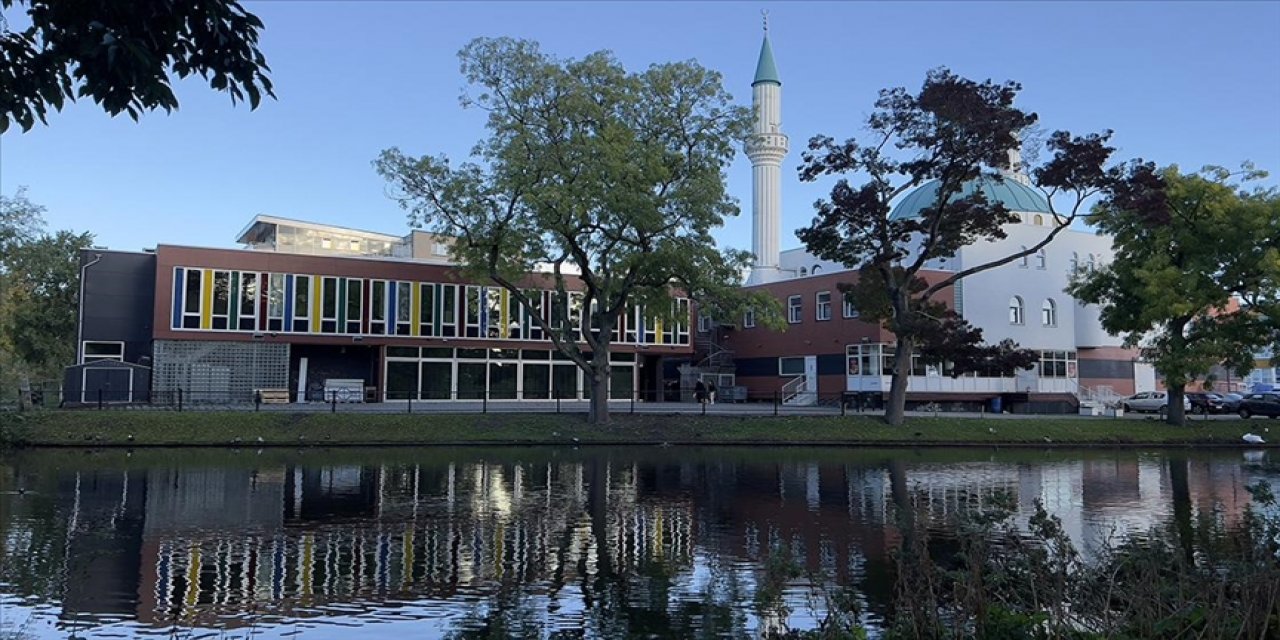 Hollanda'da cami yöneticilerinden istenen skandal talepten vazgeçildi