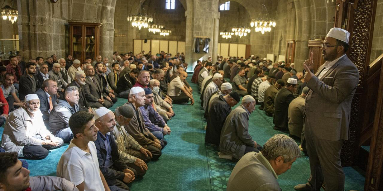 İşitme engellilere cuma hutbesi "işaret dili" ile aktarılıyor