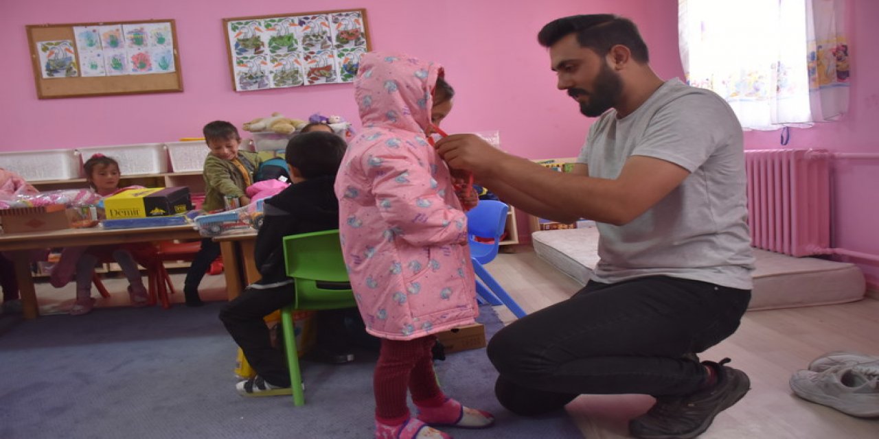 Köy köy gezerek kırsaldaki çocukların yüzünü güldürüyorlar