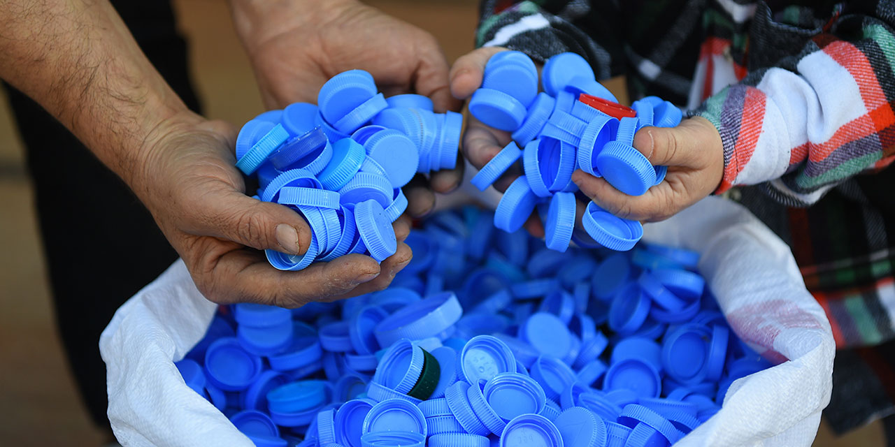 Plastik kapakların içinde neden saydam tabaka var?