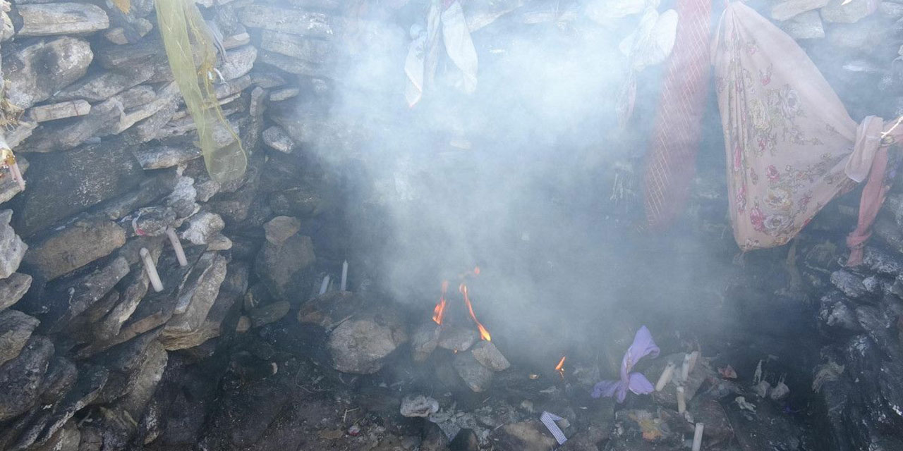 Batıl inanç türbede yangın çıkardı