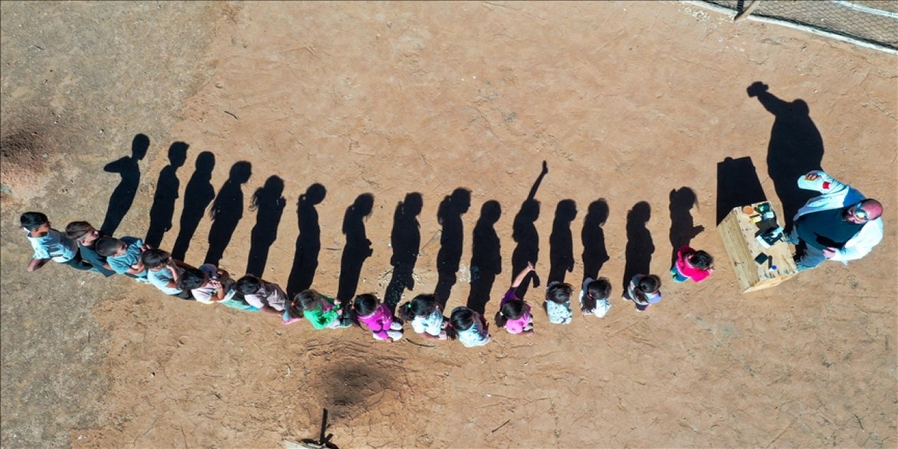 Öğretmenler "Masalcı Nine" ve "Muciddin" karakterleriyle köylerde çocuklarla buluşuyor