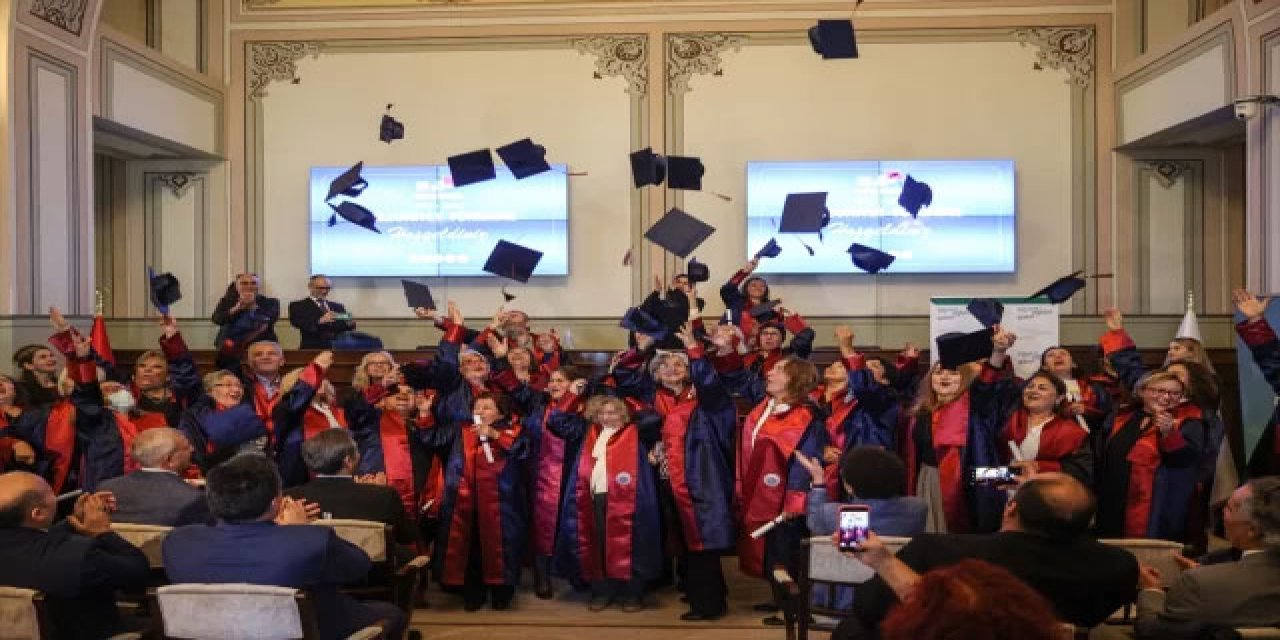 İstanbul'da 60 yaş üstü 59 kişi Üçüncü Yaş Üniversitesi'nden mezun oldu