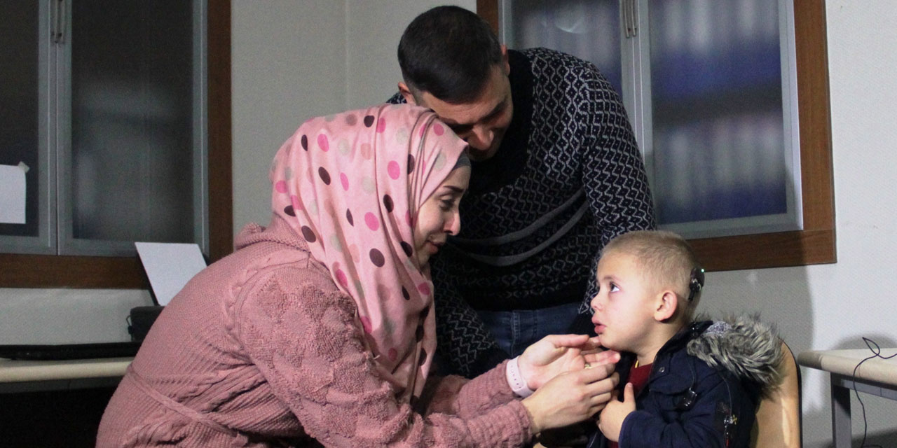 Üç yaşındaki çocuk annesinin sesini ilk kez duydu gözyaşları sel oldu