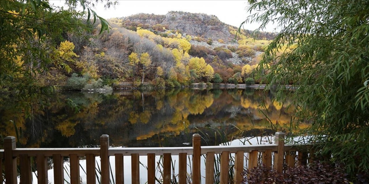 Çam, meşe ve ıhlamur ağaçlarının çevrelediği Karagöl misafirlerini ağırlıyor