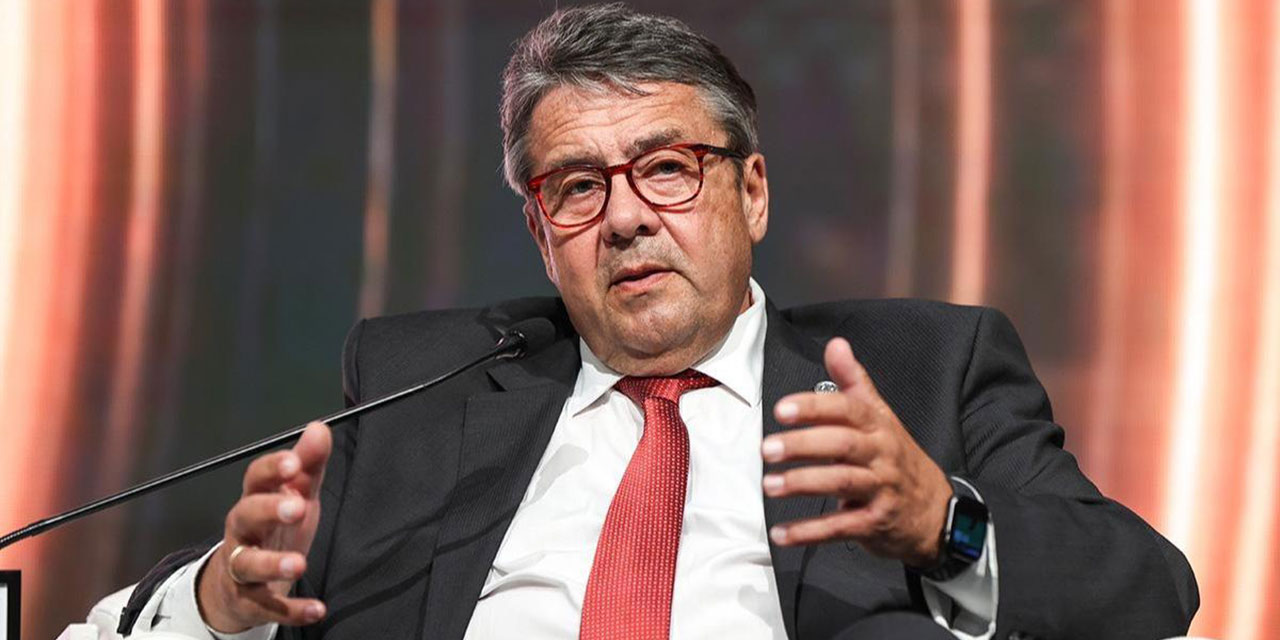 Almanya eski dışişleri bakanı: Müslümanlara sertiz, Hıristiyan ülkeye de sert olabilecek miyiz?