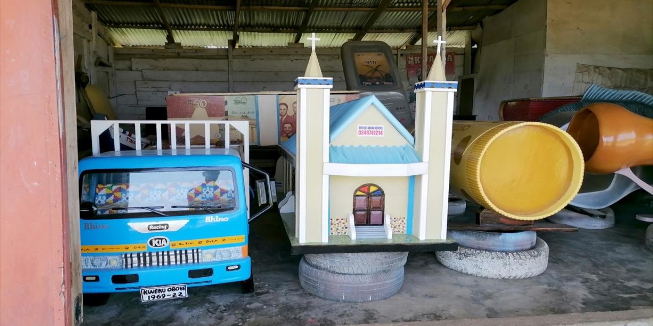 Gana'da cenazeler rengarenk sıra dışı tabutlarla taşınıyor