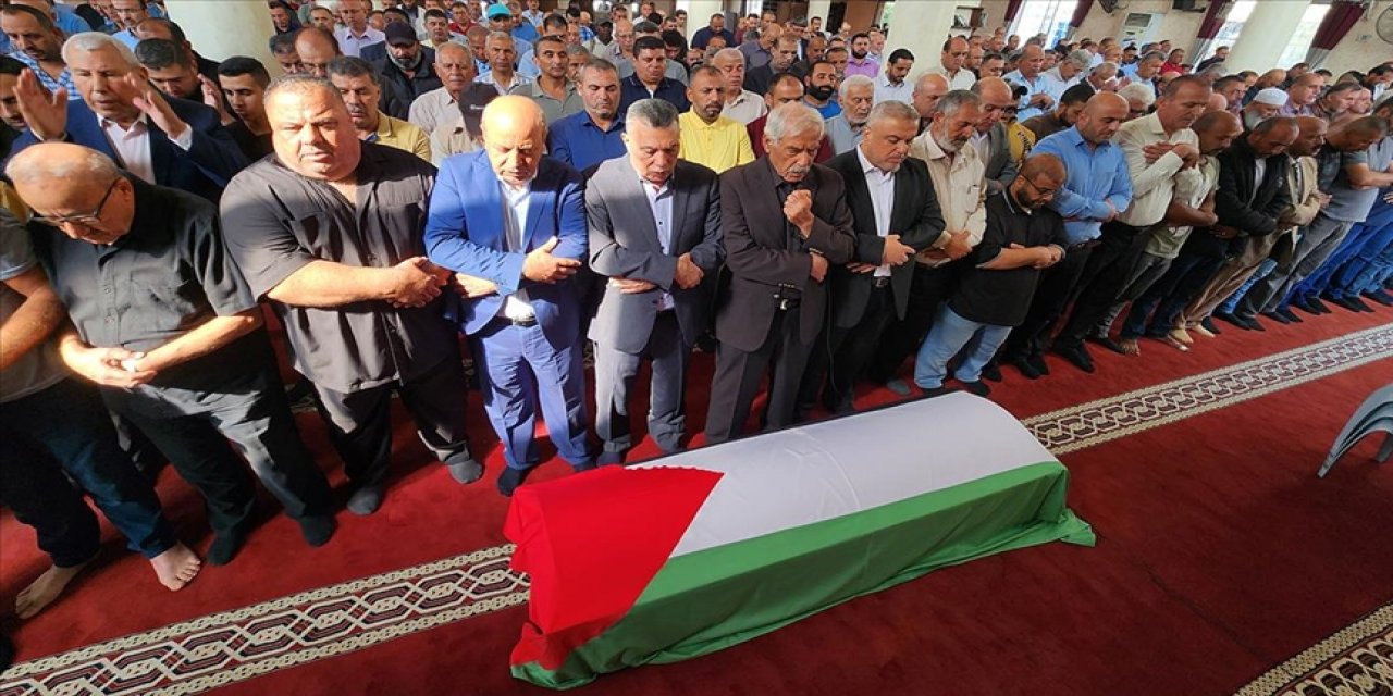 İşgalci İsrail cezaevine giren ilk Filistinli kadın olarak bilinen Bernavi, son yolculuğuna uğurlandı