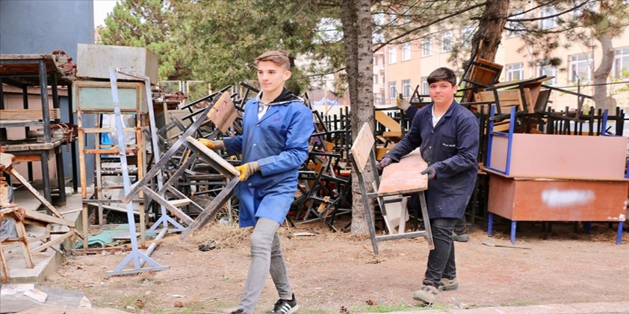 Şehirdeki eğitim kurumlarının atıl malzemeleriyle köy okullarını donatıyorlar