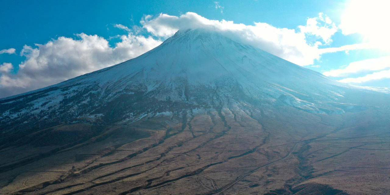 Küçük Ağrı Dağı beyaz rahmete büründü