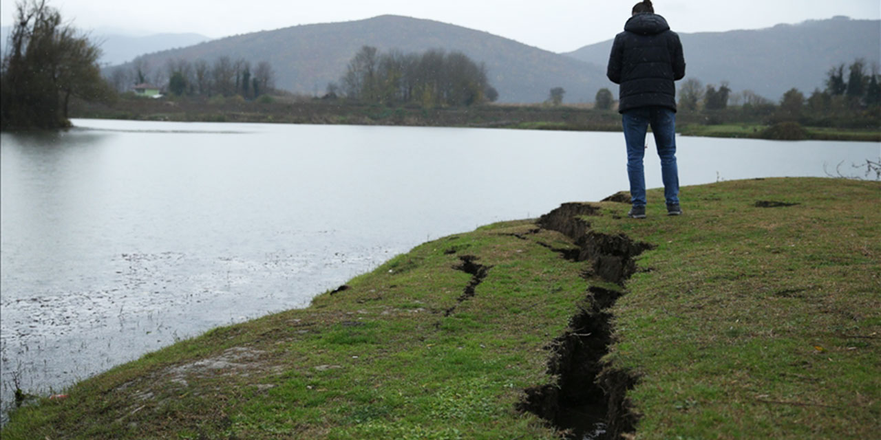 Düzce'de deprem nedeniyle meydana gelen toprak kırılmaları görüntülendi