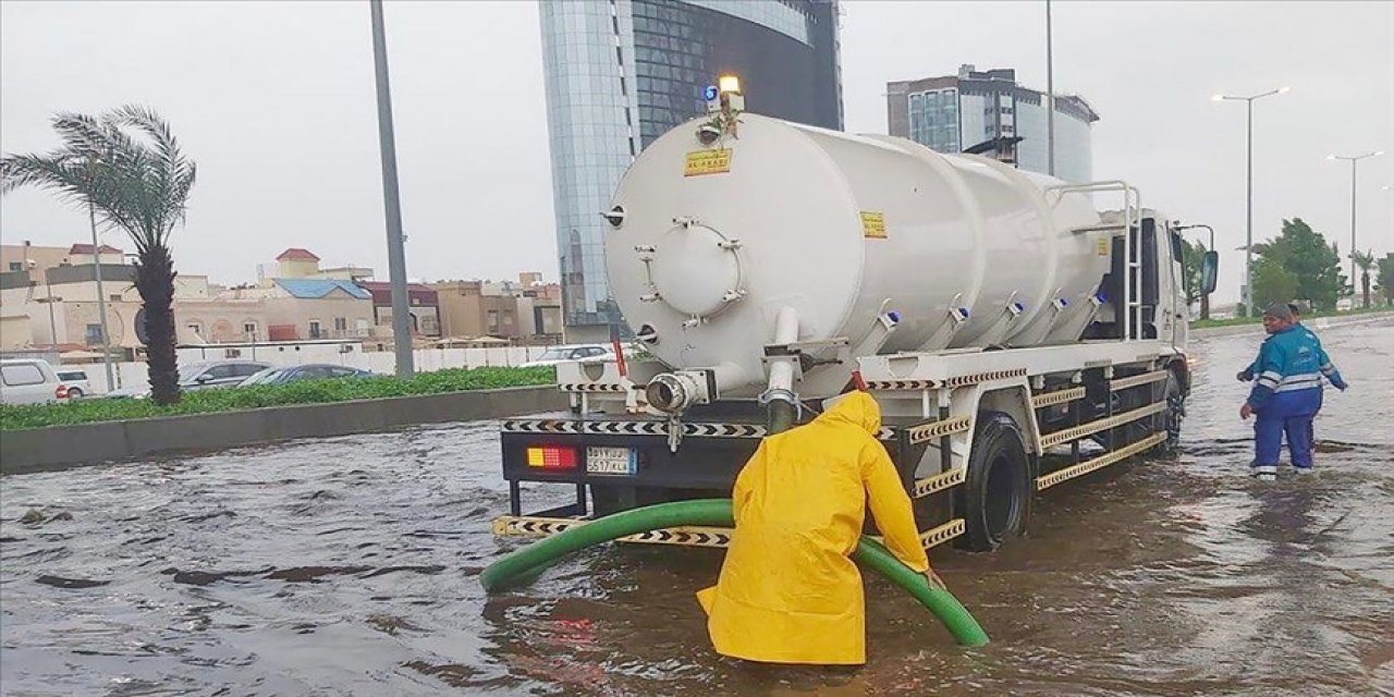 Mekke'de yoğun yağışın neden olduğu sel sonrası "dışarı çıkmayın" uyarısı yapıldı