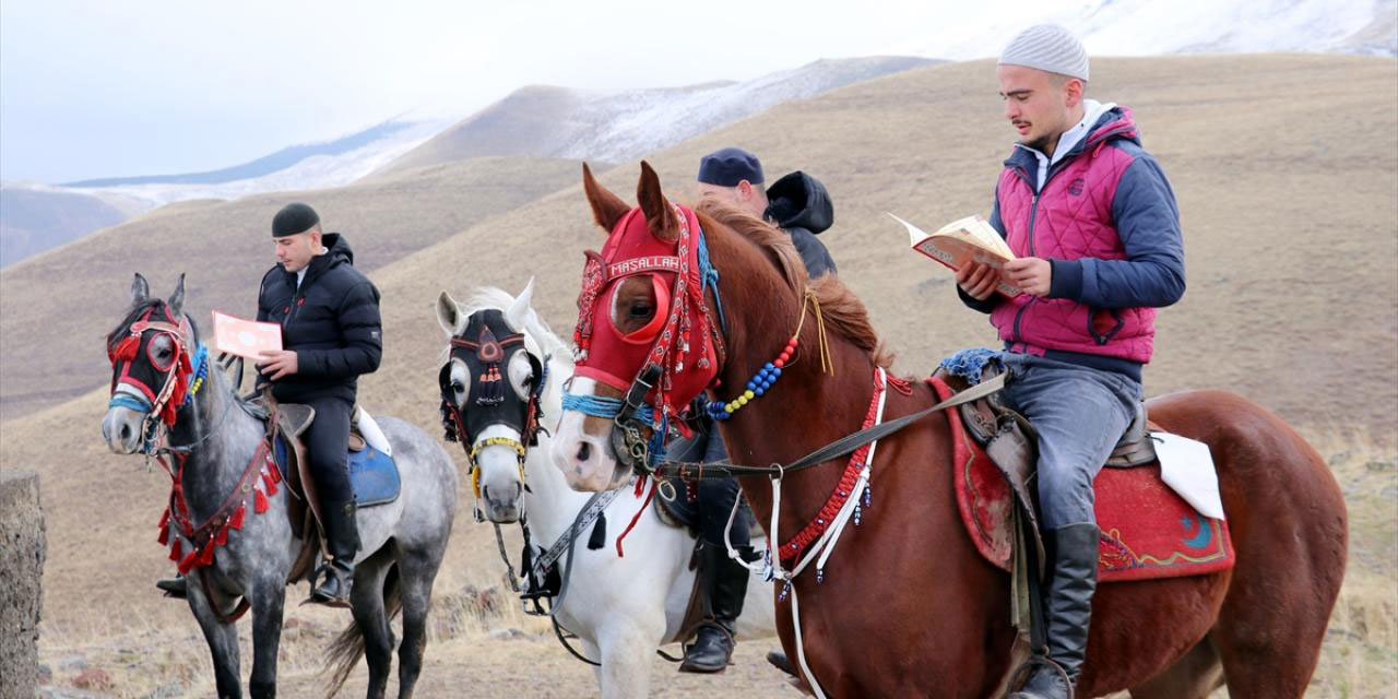 At üstünde Kur'an-ı Kerim okuyarak şehri dolaşıyorlar