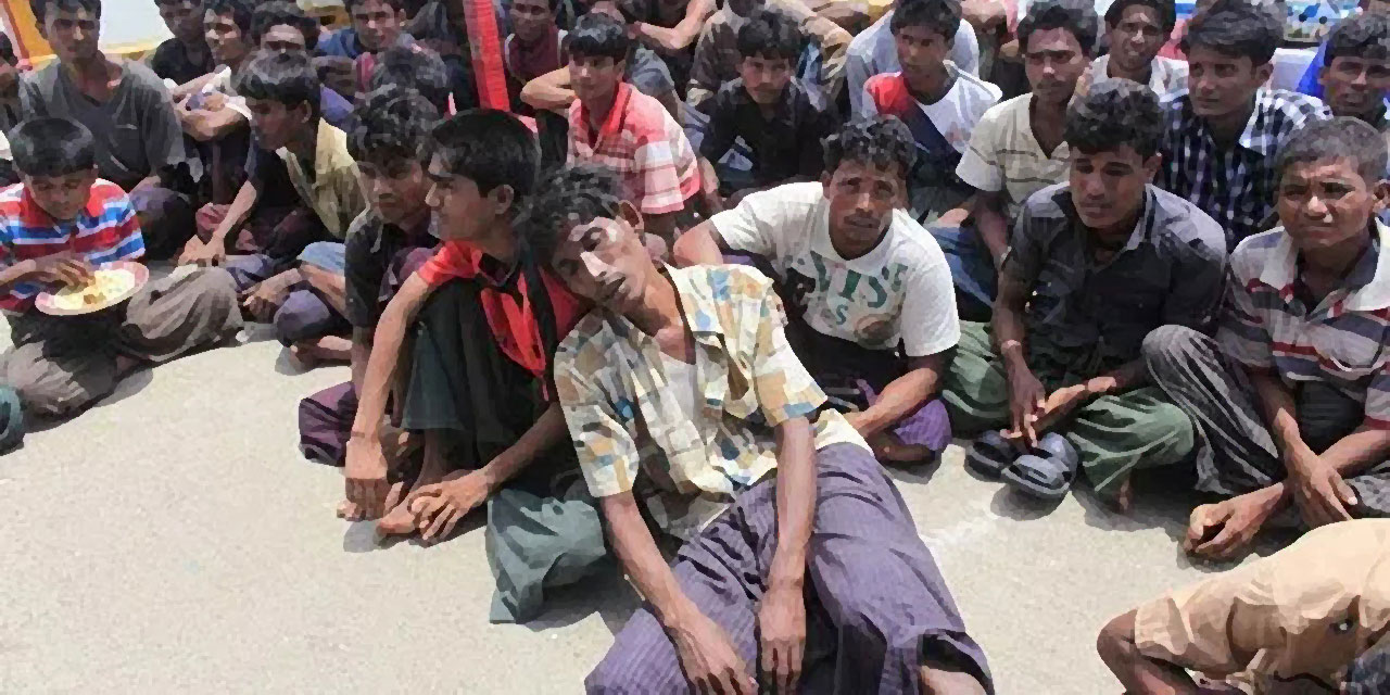 Myanmar'da zulümden kaçan 58 Müslüman denizde bitkin halde bulundu