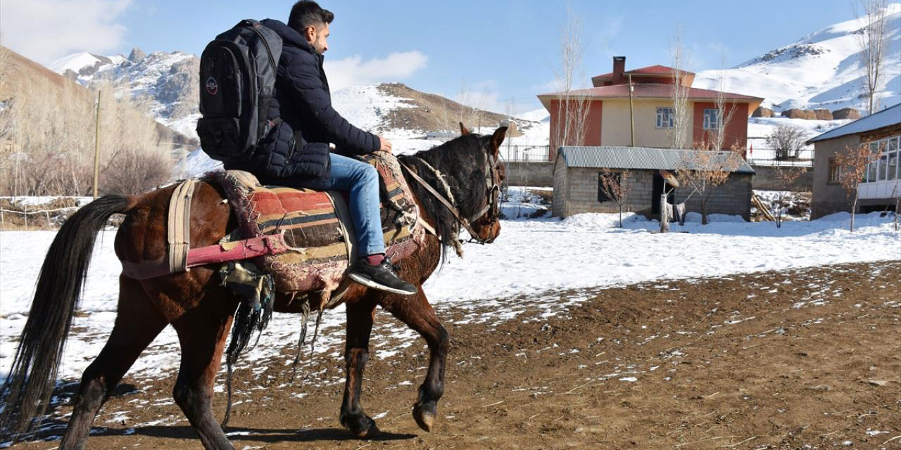 Öğretmen, 10 km uzaklıktaki okula her gün atla gidiyor