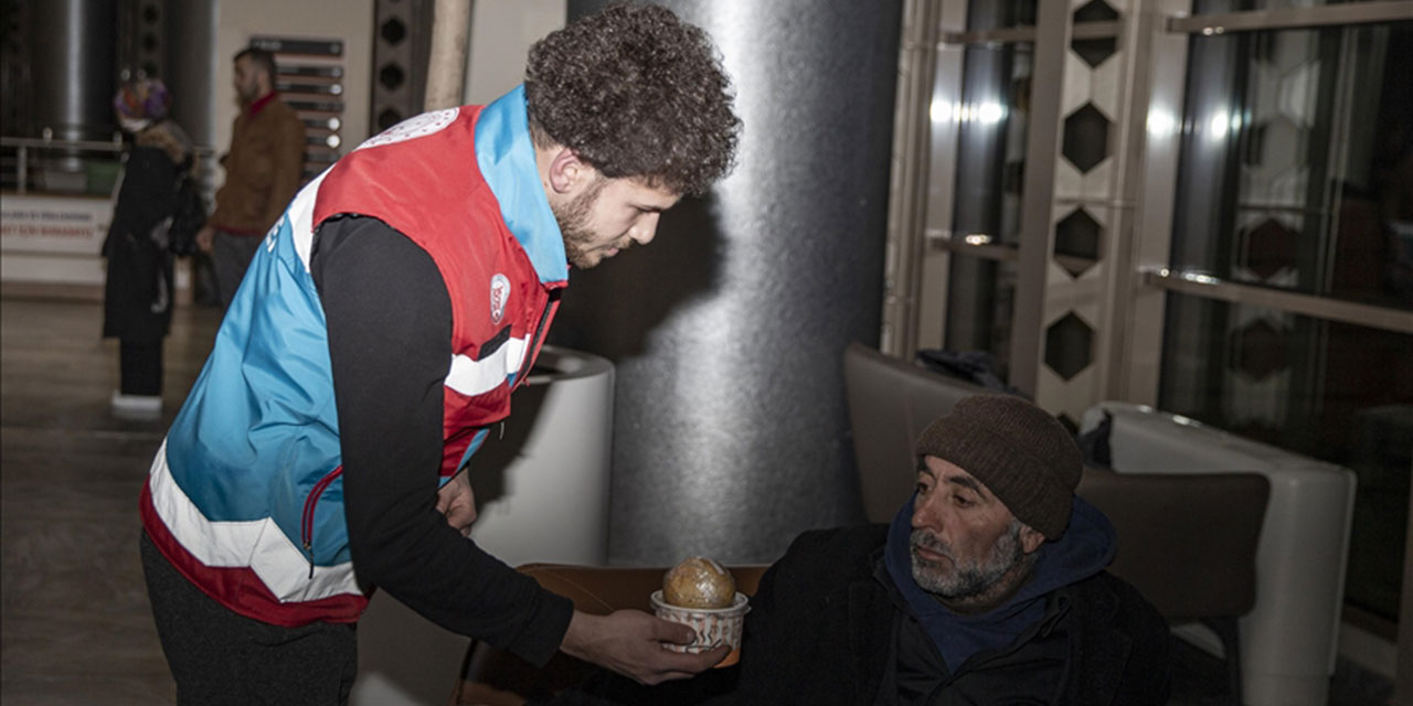 Lise öğrencileri hastanede bekleyen hasta yakınlarına çorba ikram etti