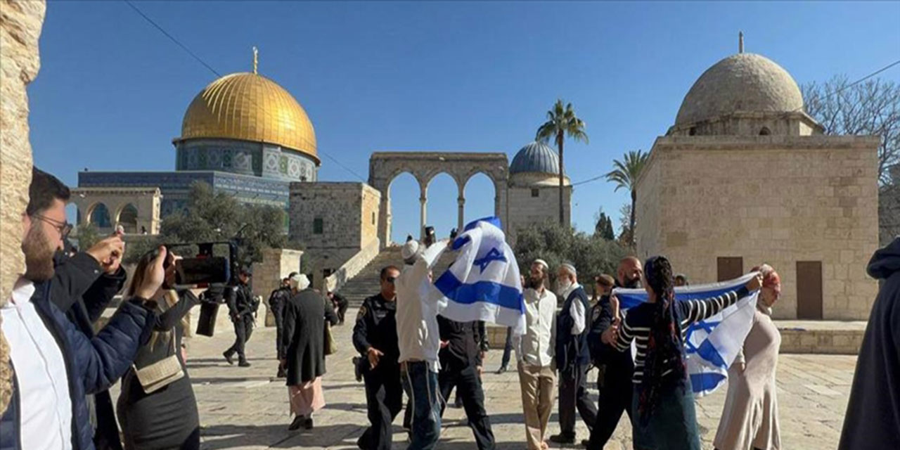 Fanatik Yahudi yerleşimciler, Mescid-i Aksa'da işgalci İsrail'in bayrağı açtı
