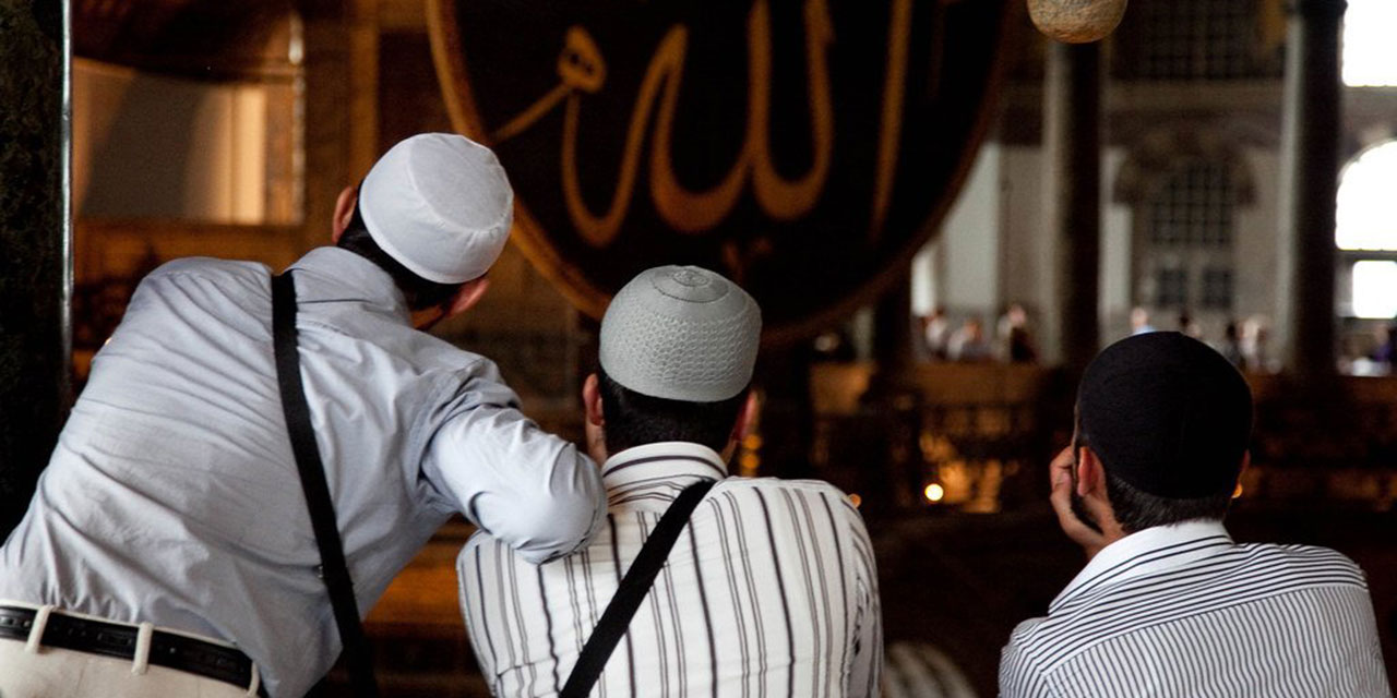 Batılı gençler İslam'a yöneldikçe İslamofobiyi arttırıyorlar