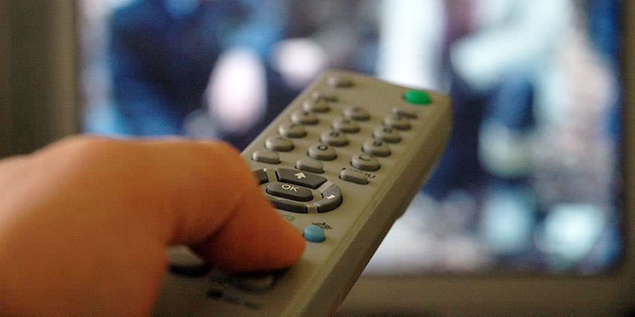 Fransa'da ekrana başörtüsüyle çıkan anne, İslamofobik lince maruz kaldı