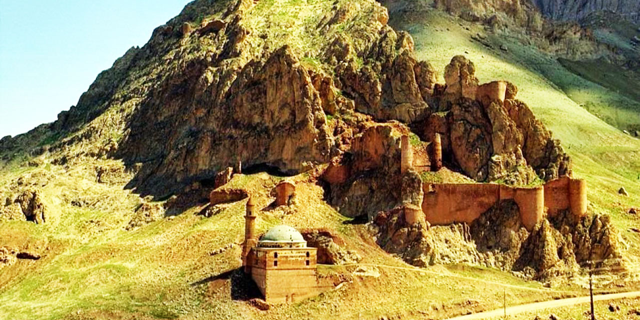 Said Nursi'yi gizlice takip eden medrese talebelerinin gördüğü