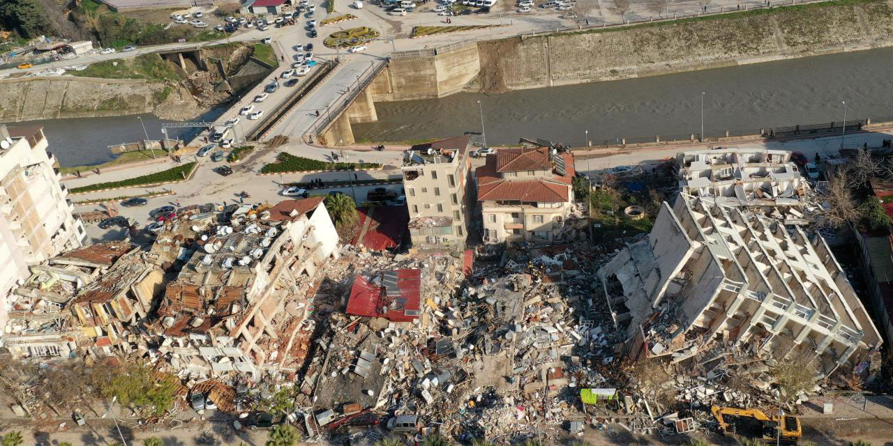 Hırs, bencillik ve yalan, fani dünyaya dalan, lüks evlerde daralan, bizlerdik, tokat yedik!