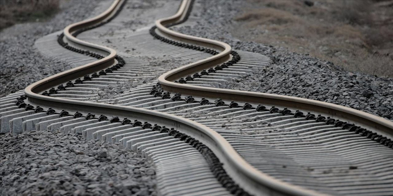 Depremler ile Adıyaman'daki demir yolu büküldü