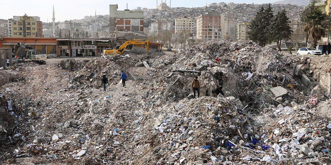 Günlerdir deprem enkazında Kabe örtüsünü arıyorlar