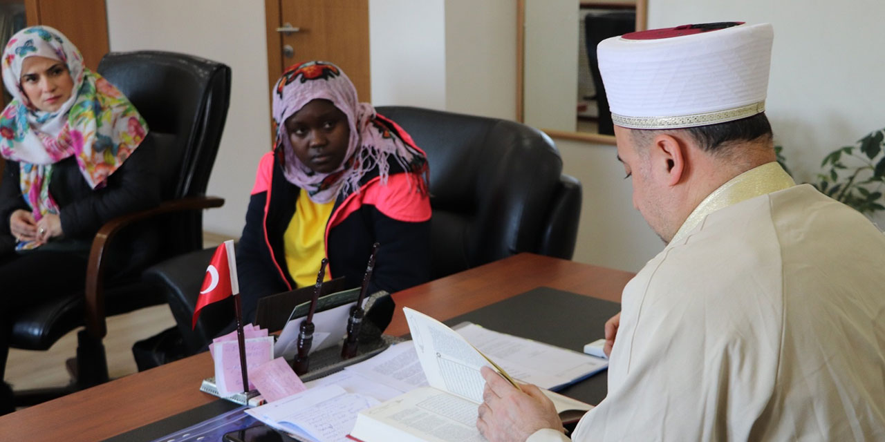 İyi Müslümanları gören Ugandalı kadın İslamiyeti seçti