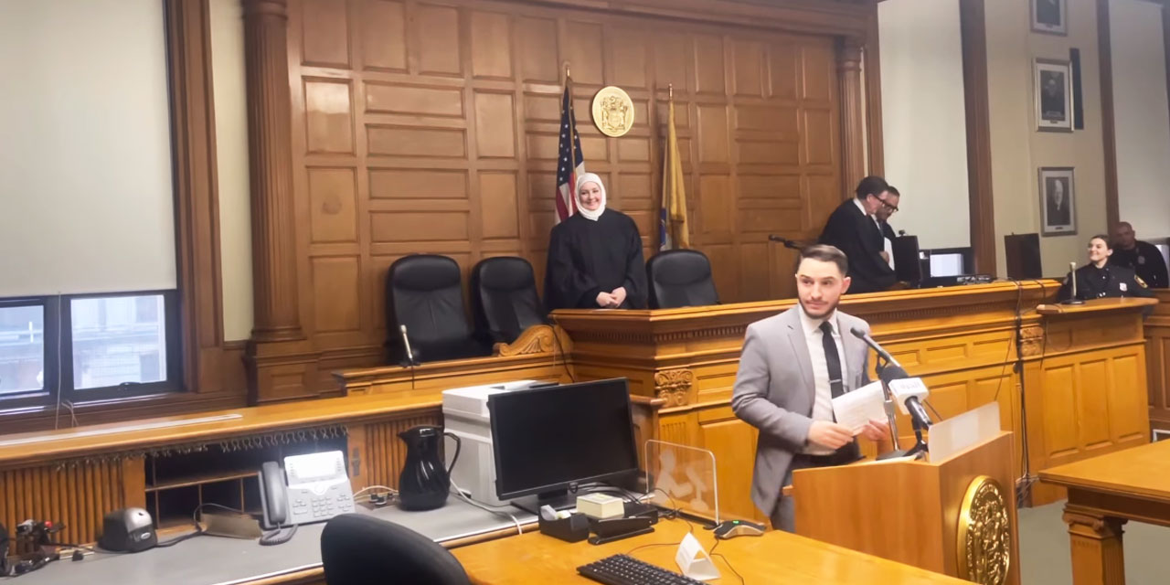 Hem başörtülü hem Suriyeli hem de Kur'an üzerine yemin eden yargıç göreve başladı