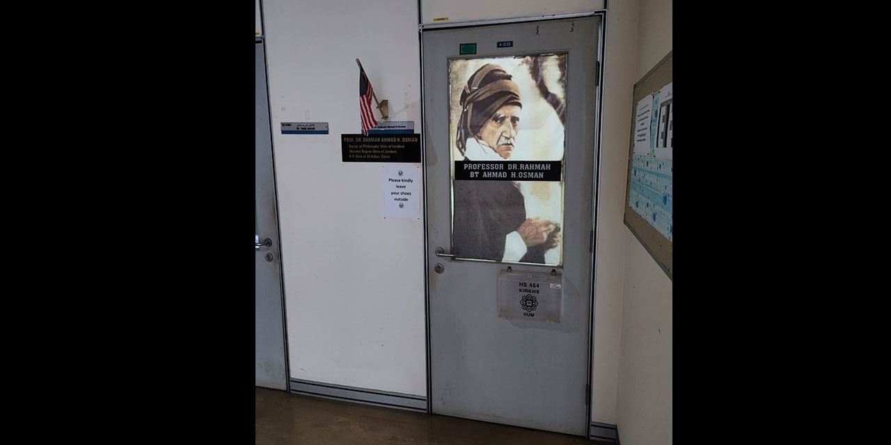 Malezya İslâm Üniversitesi profesörü kapısına Said Nursi'nin resmini astı